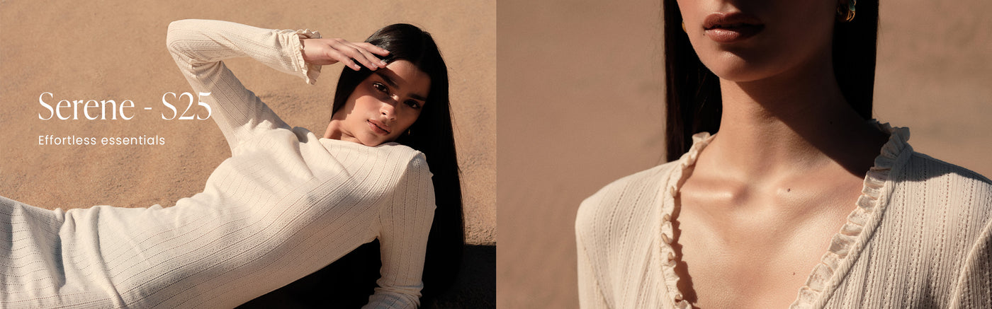 Ein Model liegt in einem gerippten, cremefarbenen "Almond White Pointelle Beach Dress" auf einem sandigen Hintergrund am Strand in einer warmen und sonnigen Umgebung. Das Banner enthält auch den Text "Serene - S25" und "Effortless essentials".