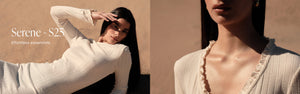 Ein Model liegt in einem gerippten, cremefarbenen "Almond White Pointelle Beach Dress" auf einem sandigen Hintergrund am Strand in einer warmen und sonnigen Umgebung. Das Banner enthält auch den Text "Serene - S25" und "Effortless essentials".