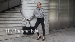 Model trägt Pepita Waterproof Anorak und Black Sense Stirrup Tights, kombiniert mit Sonnenbrille und Black Waterproof Apparel Tote Bag.
