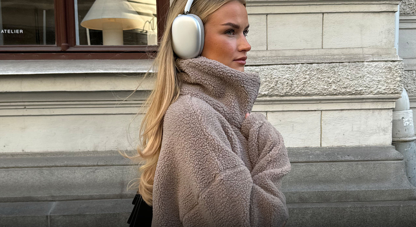 Das Model trägt den Dark Clay Pile Anorak