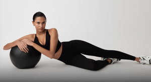 Das Model trägt ein Black Shape Seamless Set