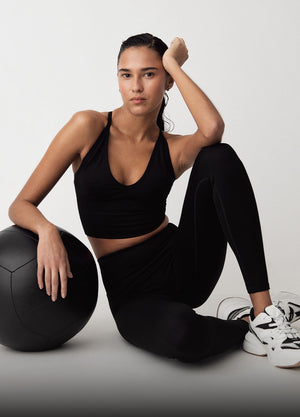 Das Model trägt ein Black Shape Seamless Set